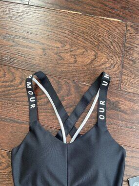 Women's Under Armour Sports Bra NWT - Size M
